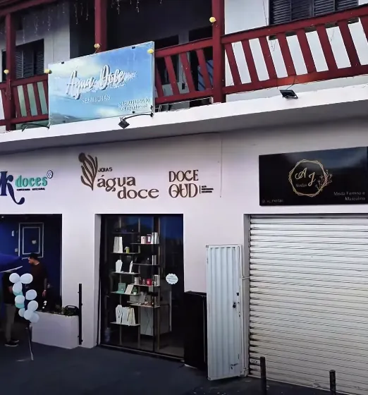 Fachada da Joias Água Doce: letreiro sobre a vitrine, na R. João Pessine, 06.